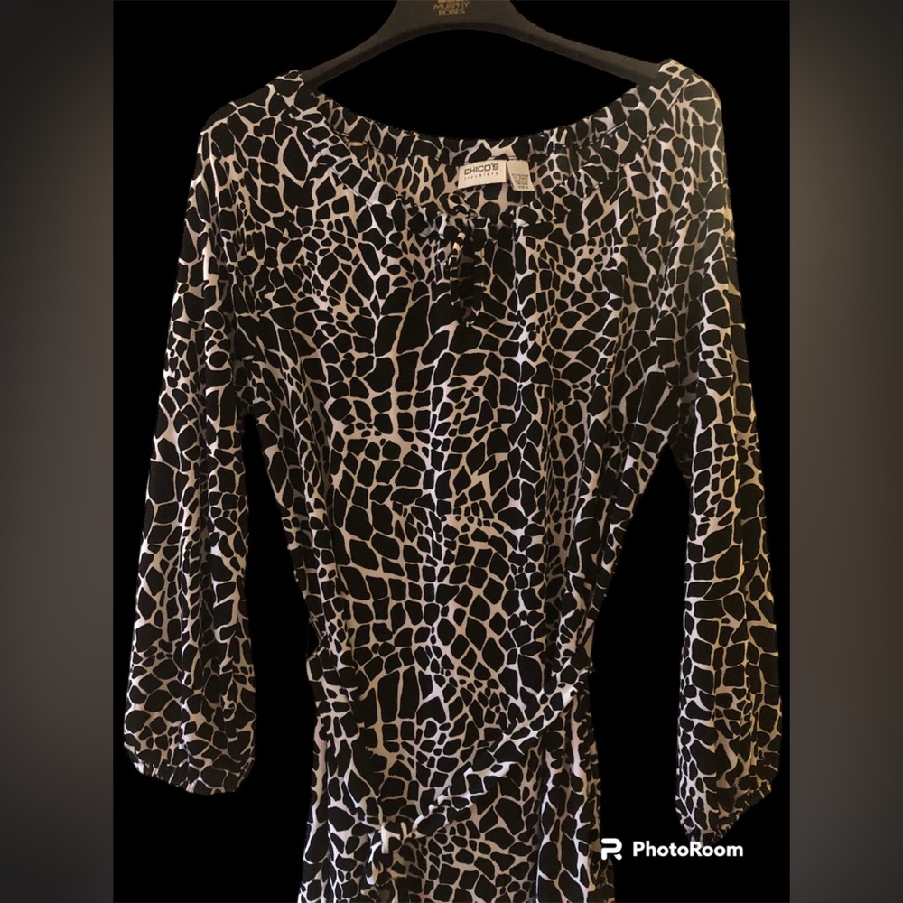 Chico’s Travelers B/W tunic top with belt size 2